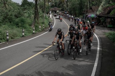 Hızla yoldan geçen ve Ambarrukmo 2022 'nin test rotasına hazırlanan bir grup bisikletçi: Sleman, Endonezya - 21 Mayıs 2022