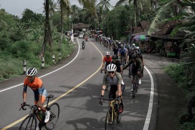 Hızla yoldan geçen ve Ambarrukmo 2022 'nin test rotasına hazırlanan bir grup bisikletçi: Sleman, Endonezya - 21 Mayıs 2022