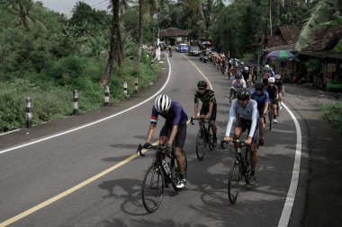 Hızla yoldan geçen ve Ambarrukmo 2022 'nin test rotasına hazırlanan bir grup bisikletçi: Sleman, Endonezya - 21 Mayıs 2022