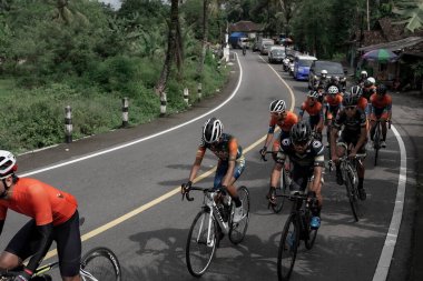 Hızla yoldan geçen ve Ambarrukmo 2022 'nin test rotasına hazırlanan bir grup bisikletçi: Sleman, Endonezya - 21 Mayıs 2022
