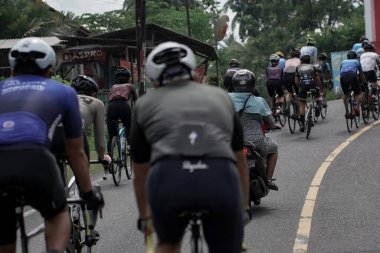 Bir grup bisikletçi arkadan görüldü, Ambarrukmo 2022 turu için test rotasına hazırlanıyorlardı.: Sleman, Endonezya - 21 Mayıs 2022