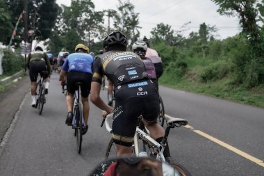 Bir grup bisikletçi arkadan görüldü, Ambarrukmo 2022 turu için test rotasına hazırlanıyorlardı.: Sleman, Endonezya - 21 Mayıs 2022