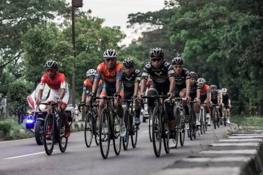 Mula ve Nusantara profesyonel bisiklet sporcularından oluşan bir grup, Tour de ambarrukmo 2022 için bir test rotası hazırlamak üzere yolda yarıştı.: Sleman, Endonezya - 21 Mayıs 2022