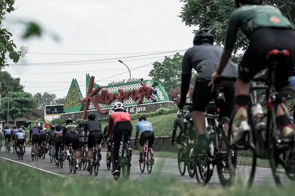 Grupp Fartfyllda Cyklister Korsade Den Ikoniska Kulon Progo Gränsen Och — Stockfoto