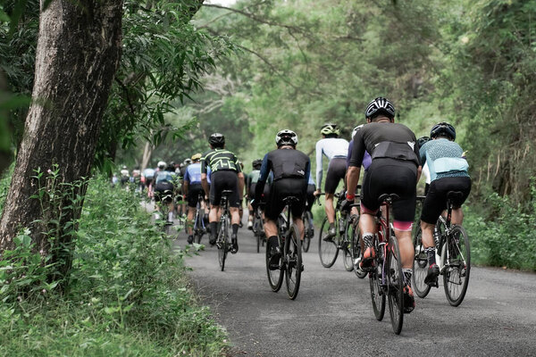 Выражение и стиль профессиональных велосипедистов по маршруту подъема, подготовка к тестовому маршруту Тур де Амбаррукмо 2022.: Слеман, Индонезия - 21 мая 2022