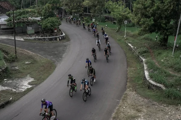 Hızla yoldan geçen ve Ambarrukmo 2022 'nin test rotasına hazırlanan bir grup bisikletçi: Sleman, Endonezya - 21 Mayıs 2022