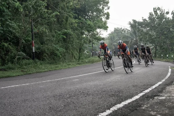 Ciclistas Bicicleta Estrada Passam Por Curvas Estradas Descida Com Velocidade — Fotografia de Stock