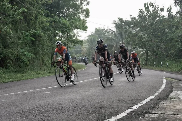 Ciclistas Bicicleta Estrada Passam Por Curvas Estradas Descida Com Velocidade — Fotografia de Stock