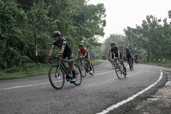 Ciclistas Bicicleta Estrada Passam Por Curvas Estradas Descida Com Velocidade — Fotografia de Stock