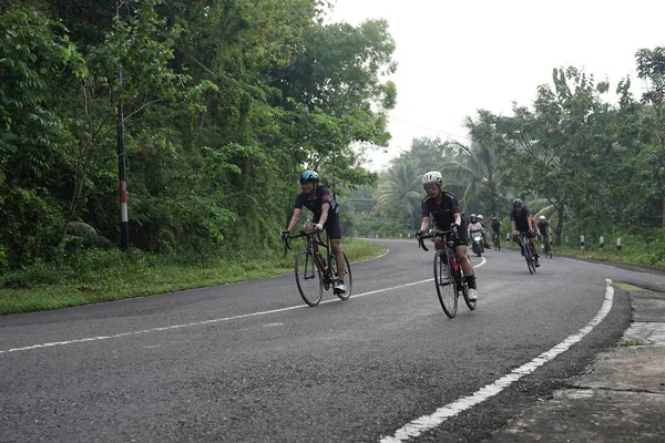Yol bisikletçileri, Ambarrukmo 2022 'nin test rotası olan Sleman, Endonezya - 21 Mayıs 2022