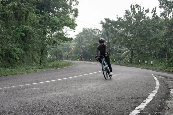 Los Ciclistas Carretera Pasan Través Curvas Caminos Cuesta Abajo Con — Foto de Stock