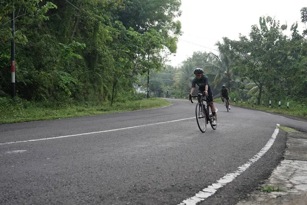 Vägcykel Cyklister Passerar Svängar Och Nedförsbacke Vägar Med Snabb Hastighet — Stockfoto