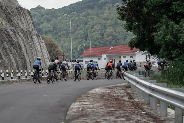 Eine Gruppe Von Rennradfahrern Mit Hohen Geschwindigkeiten Überquert Die Straße — Stockfoto