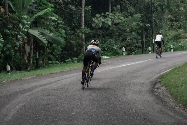 Rennradfahrer Fahren Mit Hoher Geschwindigkeit Durch Kurven Und Bergab Und — Stockfoto