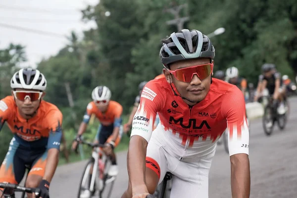 Mula ve Nusantara profesyonel bisiklet sporcularından oluşan bir grup, Tour de ambarrukmo 2022 için bir test rotası hazırlamak üzere yolda yarıştı.: Sleman, Endonezya - 21 Mayıs 2022