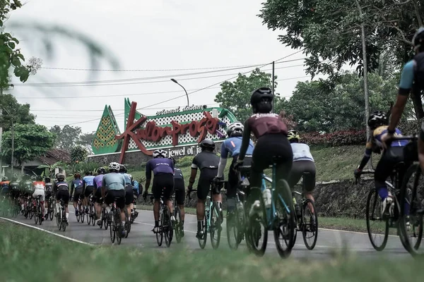 Hızlı giden bir grup bisikletçi ikonik Kulon progo sınırını geçti ve Ambarrukmo 2022 için bir test rotası hazırladı.: Sleman, Endonezya - 21 Mayıs 2022