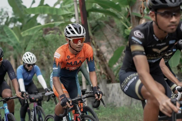 Yokuş yukarı giden yolda bisiklet sürücülerinin ifadesi ve stili, Ambarrukmo 2022 Tur için test rotasına hazırlanıyor.: Sleman, Endonezya - 21 Mayıs 2022