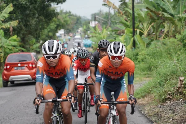 Mula ve Nusantara profesyonel bisiklet sporcularından oluşan bir grup, Tour de ambarrukmo 2022 için bir test rotası hazırlamak üzere yolda yarıştı.: Sleman, Endonezya - 21 Mayıs 2022