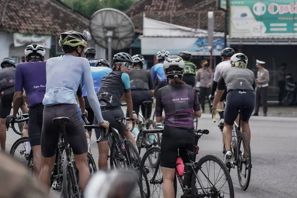 Bir grup bisikletçi arkadan görüldü, Ambarrukmo 2022 turu için test rotasına hazırlanıyorlardı.: Sleman, Endonezya - 21 Mayıs 2022