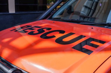 Yakın plan, ofisin önünde strobist konsepti kullanan şık bir kurtarma aracı (Basarnas). : Yogayakarta, Endonezya - 13 Mayıs 2022