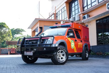 Ofisin önünde, strobist konsepti kullanarak şık bir kurtarma ekibi arabası (Basarnas) bulunuyor. : Yogayakarta, Endonezya - 13 Mayıs 2022