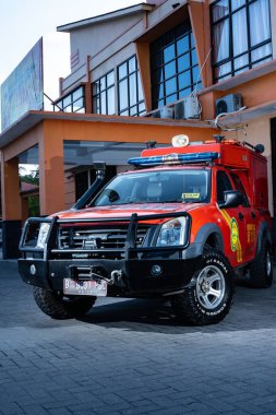 Ofisin önünde, strobist konsepti kullanarak şık bir kurtarma ekibi arabası (Basarnas) bulunuyor. : Yogayakarta, Endonezya - 13 Mayıs 2022