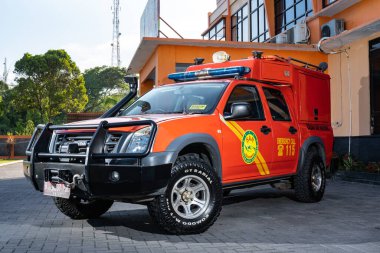 Ofisin önünde, strobist konsepti kullanarak şık bir kurtarma ekibi arabası (Basarnas) bulunuyor. : Yogayakarta, Endonezya - 13 Mayıs 2022