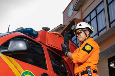 Arabanın yanındaki ekipmanları hazırlayan ve kontrol eden bir Basarna kurtarma ekibi. : Yogayakarta, Endonezya - 13 Mayıs 2022