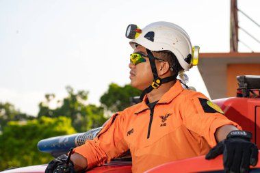 Bir Basarna kurtarma ekibi arabanın kapısında nöbet tutuyor ve Handy Talky 'i taşıyor. : Yogayakarta, Endonezya - 13 Mayıs 2022