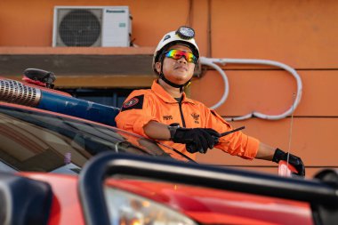 Bir Basarna kurtarma ekibi arabanın kapısında nöbet tutuyor ve Handy Talky 'i taşıyor. : Yogayakarta, Endonezya - 13 Mayıs 2022