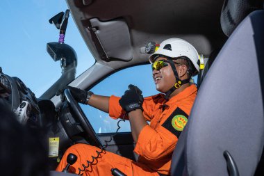 Bir Basarna kurtarma ekibi arabada iletişim kuruyor. : Yogayakarta, Endonezya - 13 Mayıs 2022