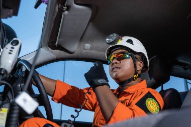 Bir Basarna kurtarma ekibi arabada iletişim kuruyor. : Yogayakarta, Endonezya - 13 Mayıs 2022