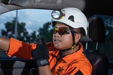 Bir Basarna kurtarma ekibi arabada iletişim kuruyor. : Yogayakarta, Endonezya - 13 Mayıs 2022