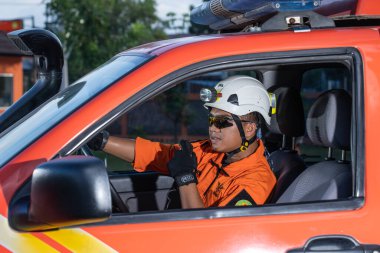 Bir Basarna kurtarma ekibi arabada iletişim kuruyor. : Yogayakarta, Endonezya - 13 Mayıs 2022