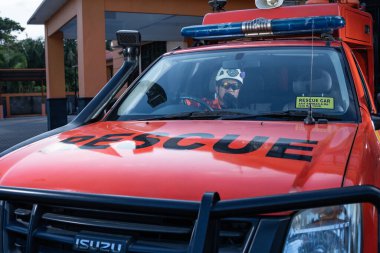 Ofisin önünde, strobist konsepti kullanarak şık bir kurtarma ekibi arabası (Basarnas) bulunuyor. : Yogayakarta, Endonezya - 13 Mayıs 2022