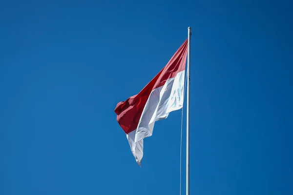 Bandeira Indonésia Com Fundo Azul Céu — Fotografia de Stock