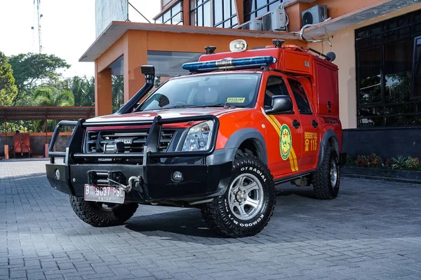 Ofisin önünde, strobist konsepti kullanarak şık bir kurtarma ekibi arabası (Basarnas) bulunuyor. : Yogayakarta, Endonezya - 13 Mayıs 2022