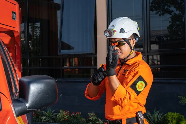 Arabanın yanındaki ekipmanları hazırlayan ve kontrol eden bir Basarna kurtarma ekibi. : Yogayakarta, Endonezya - 13 Mayıs 2022