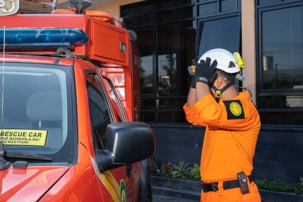 Arabanın yanındaki ekipmanları hazırlayan ve kontrol eden bir Basarna kurtarma ekibi. : Yogayakarta, Endonezya - 13 Mayıs 2022