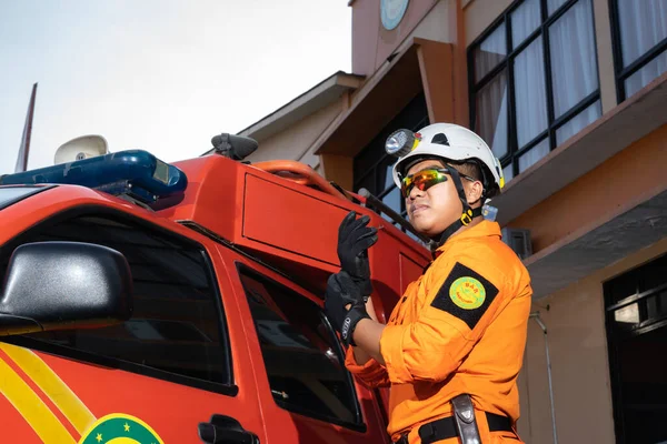 Arabanın yanındaki ekipmanları hazırlayan ve kontrol eden bir Basarna kurtarma ekibi. : Yogayakarta, Endonezya - 13 Mayıs 2022