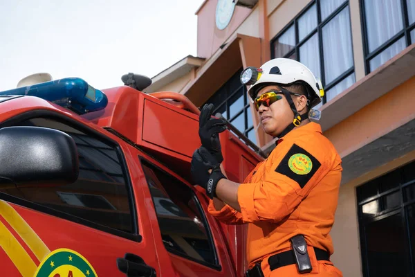 Arabanın yanındaki ekipmanları hazırlayan ve kontrol eden bir Basarna kurtarma ekibi. : Yogayakarta, Endonezya - 13 Mayıs 2022