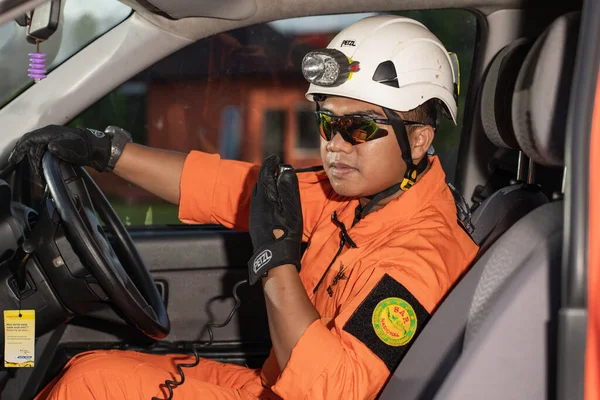 Bir Basarna kurtarma ekibi arabada iletişim kuruyor. : Yogayakarta, Endonezya - 13 Mayıs 2022