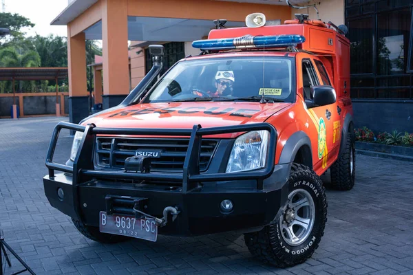 Ofisin önünde, strobist konsepti kullanarak şık bir kurtarma ekibi arabası (Basarnas) bulunuyor. : Yogayakarta, Endonezya - 13 Mayıs 2022