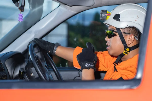 Bir Basarna kurtarma ekibi arabada iletişim kuruyor. : Yogayakarta, Endonezya - 13 Mayıs 2022