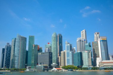 Singapur 'un Marina Körfezi bölgesindeki güzel binaların renkli bir günbatımı manzarası. : Singapur - 26 Ocak 2019