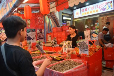 Singapur 'daki Çin Mahallesi atmosferinde Ay' ın yeni yılını kutlarken, kutlama için bir sürü şenlikli ıvır zıvır ve piyasa hareketleniyor. : Singapur - 26 Ocak 2019