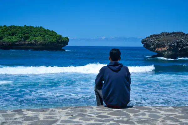 Pacitan Endonezya Daki Srau Sahilinin Güzel Manzarasından Hoşlanan Genç Bir — Stok fotoğraf