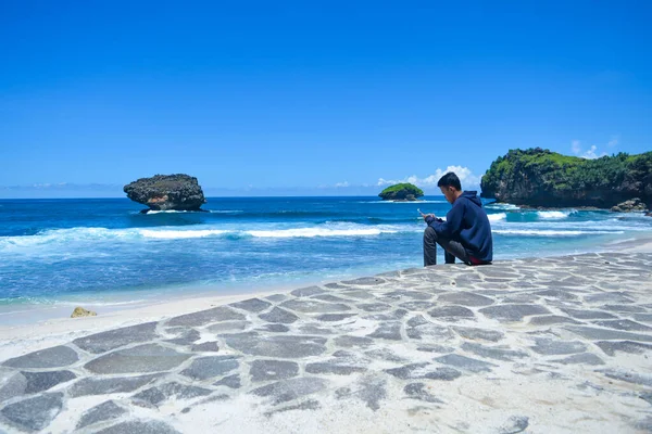 Pacitan Endonezya Daki Srau Sahilinin Güzel Manzarasından Hoşlanan Genç Bir — Stok fotoğraf