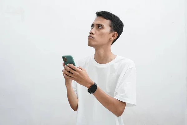 Asiatique Homme Shirt Blanc Penser Quelque Chose Regarder Vers Haut — Photo