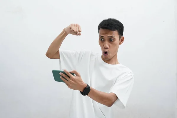Attraktiver Junger Asiatischer Mann Mit Guten Nachrichten Auf Seinem Telefon — Stockfoto